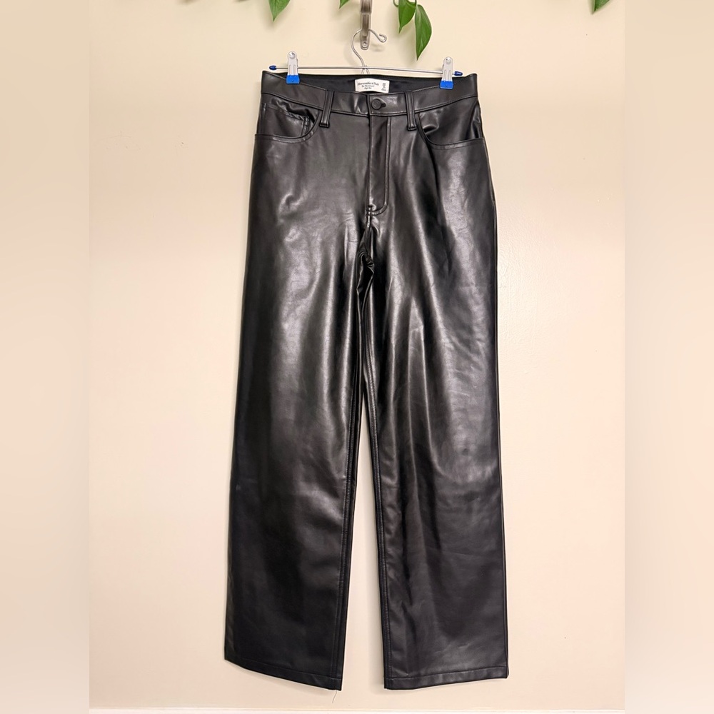 Abercrombie & Fitch Vegan Leather 90’s High Rise Relaxed Pants Size 8‎ Regular